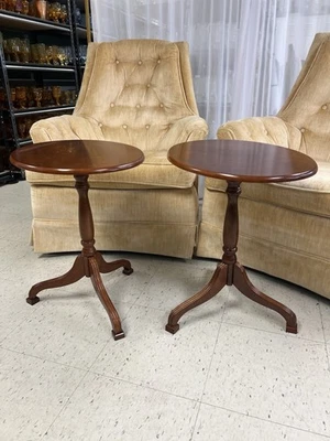 Винтажный набор столиков The Bombay Company с наклонным верхом овальный конец боковые акценты (2)  - Изображение 1 из 4