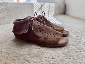 Minnetonka Lyra Open-toe Fringed Moccasin in Caramel Tan Sz 7 - Picture 1 of 10