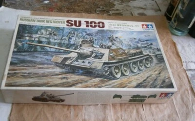 TAMIYA 1-25 RUSSIAN SU-100 PANZERJAGER MOTORIZZATO CINGOLI IN METALLO NUOVO VINT - Immagine 1 di 4