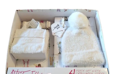 NUEVO Betsey Johnson Regalo Caja 4 Piezas Set Apres Sombrero, Bolso de Mano, Correa, Llavero Foto 1 de 4