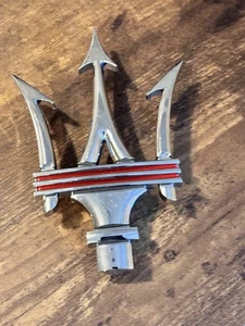 OEM 2014 - 2020 Maserati Ghibli Quattroporte Front Emblem Grille Badge 670005377 - Picture 1 of 7