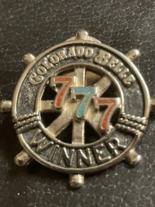 Spilla vintage Colorado Belle Casino Hotel vincitori roulette 777 smaltata - Foto 1 di 2