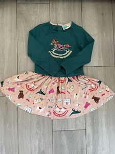 Mini Boden Mädchen Pulloverkleid mit Schaukelpferd Pailletten Gr. 4-5 Jahre - Bild 1 von 8
