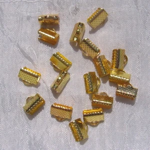 LOT DE 100 EMBOUTS PINCES ATTACHE RUBAN GRIFFES GROS GRAIN 10MMx7MM DORÉS *O121 - Picture 1 of 2