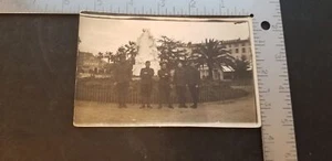 1. Weltkrieg Ära RPPC Amerikaner vor Statur im Quadrat im schönen Frankreich Putto Junge - Bild 1 von 3
