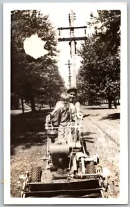 Fotografía instantánea original de la década de 1950 niño hombre motorizado montar tractor cortacésped - Imagen 1 de 2