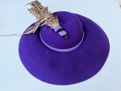 Sombrero Púrpura Iglesia Derby 'Creado por Esencia' De Colección Para Mujer, Estilo Por Correo, Plumas Foto 1 de 4