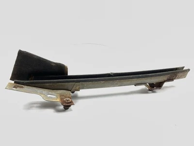 USADO - OEM Puerta delantera derecha pasajero vidrio canal trasero Ford Mustang 1965-1966 Foto 1 de 4