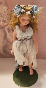 "Estatuilla de muñeca de hadas de porcelana sobre un soporte alas de mariposa de 4,5"" H" - Imagen 1 de 9