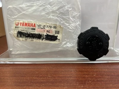 CA50 RIVA CE50 1983-1987 YAMAHA (YB30) NOS OEM 14T-21770-00-00 TAPA TANQUE ACEITE Foto 1 de 4
