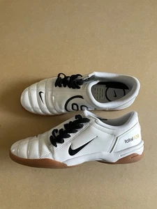 Nike Total 90 US9 Mujer Zapatos de Fútbol Interior Blanco Metálico Dorado IB5666-100 - Imagen 1 de 6