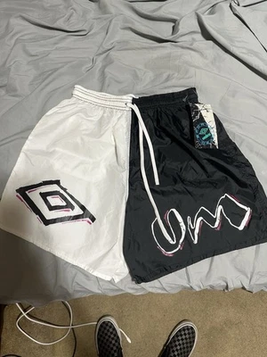 Raro Nuevo WT Umbro Nylon Pantalones Cortos Medianos Negro Blanco Bloques de Color Fútbol Sedoso Foto 1 de 4