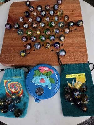 Lote De 56 Mármol Pokémon De Colección Incluye #25 Pikachu y 18 Holos 2 Bolsas y Estuche Foto 1 de 4