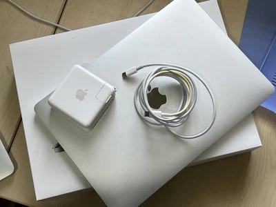 Apple 2020 MacBook Pro silverMXK62LL/A A2289 13 inch i5-8257U 1.4GHz 8GB 256GB - Image 1 of 4