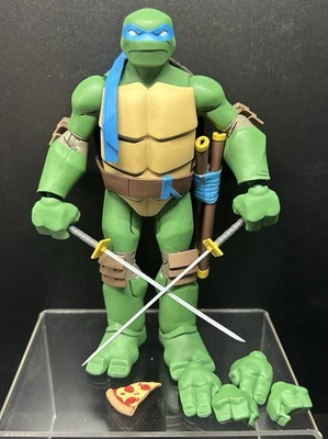 Figura de acción Leonardo del paquete de 2 Batman vs Teenage Mutant Ninja Turtles  Foto 1 de 2