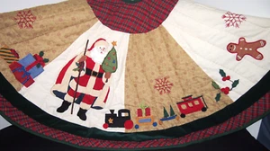 Weihnachtsbaumrock im gesteppten Stil mit Stickerei/Applikationen des Weihnachtsmanns & Schleppe 56 Zoll - Bild 1 von 7