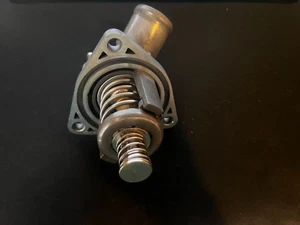 Thermostat Housing Assembly for GM Vehicles - Replaces OEM Part #12674639 - Imagen 1 de 5