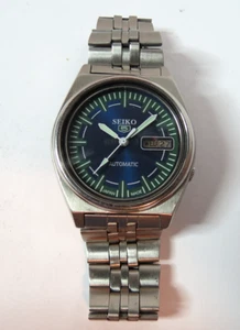 VINTAGE MENS JAPAN SEIKO 5 BLUE-GREEN DIAL 7009-821J WATCH 17'J AUTOMATIC RUNS - Picture 1 of 7