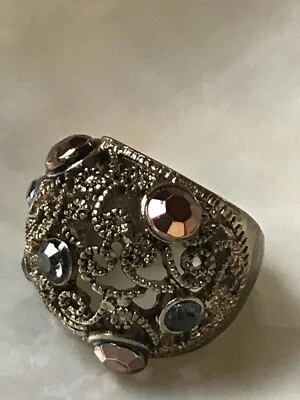 Estate ancho cónico abovedado tono dorado remolino recortado con pedrería de bronce y gris  Foto 1 de 4