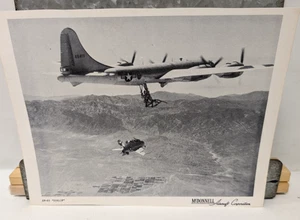 1950er Foto B&W McDonnell Aircraft Corporation XF-85 Goblin Jet Fighter - Bild 1 von 4