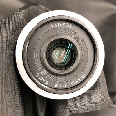 [COMO NUEVO] Nikon 1 NIKKOR 18,5 mm f/1,8 lente plateada para Nikon 1 montaje... - Imagen 1 de 4
