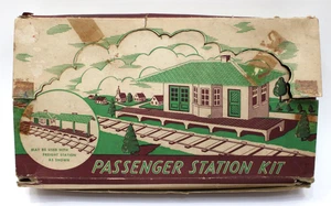 Plasticville RS-7 Suburban Passenger Station Kit '50 Complete no Glue Green Roof - Foto 1 di 4