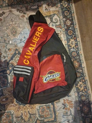  Mochila Cleveland Cavaliers Sling, correa única, negra/roja, oficial de la NBA Foto 1 de 3