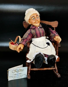 Muñeca de porcelana hecha a mano tejida KASMA GRANDMA con mecedora de madera - Imagen 1 de 7