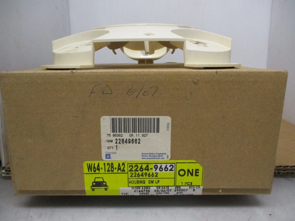 GM   22649662 Reading Lamp Housing 1995-2005 Chevrolet Cavalier - Image 1 of 4