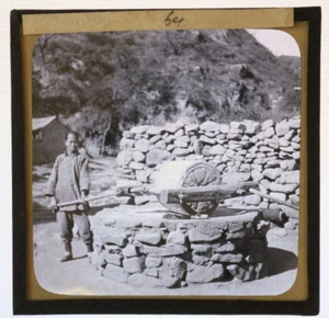 China, Man At Well ?? Antiker Laternenschieber - Bild 1 von 1