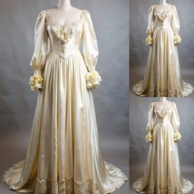 Vestidos de novia vintage amarillos champán satinados mangas largas apliques de encaje Foto 1 de 4