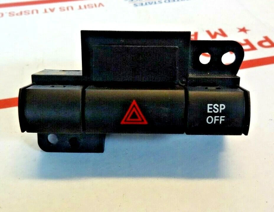 09 10 2009  Chrysler Dodge Town & Country Caravan  Hazard /ESP Switch 68025899AA Foto 1 de 4