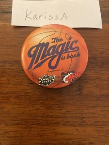 Los Angeles Lakers “The Magic Is Back” NBA Basketball Vintage Pin Back Button - Picture 1 of 3