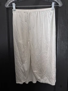 Mezzo slip vintage Vanity Fair bordo pizzo nylon beige taglia small lunghezza 24" - Foto 1 di 4