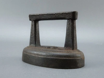 Ancien petit fer à repasse de col en fonte  small iron this collar /  164 - Photo 1/3