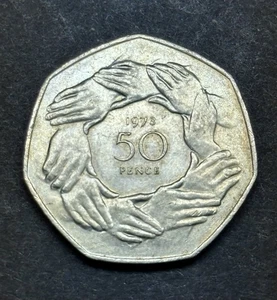 Moneda de plata de 50 peniques 1973 Gran Bretaña CEE manos reina Isabel Reino Unido - Imagen 1 de 2