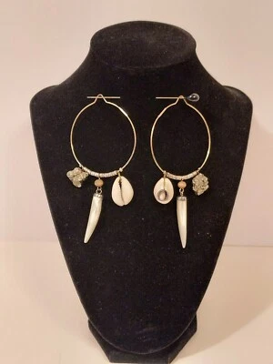 Pendientes de aro perforados con cáscara de pirita en tono dorado y dientes de imitación Foto 1 de 4