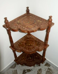 Mobiletto angolare (angoliera) in legno indiano colore marroncino con rifiniture - Foto 1 di 3