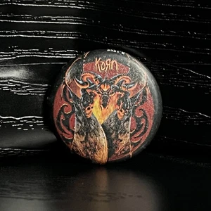 Vintage Korn - Pinback/Button Band ufficiale (anni 2000, Nu-Metal, Promo, 3/4") - Foto 1 di 6