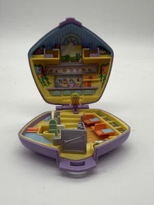 Vintage 1992 Polly Pocket Polly At The Burger Stand Compact & Doll Please Read - Bild 1 von 4