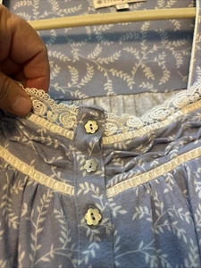 Eileen West Flanell Nachthemd Größe 1X Langarm Blumenmuster blau weiß Spitze - Bild 1 von 5