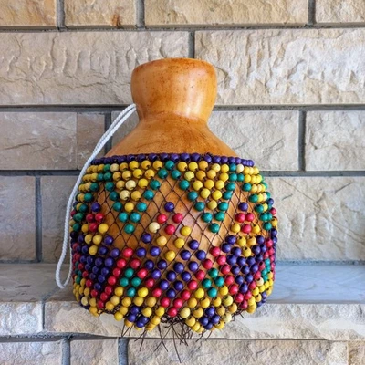 Instrumento Shekere Calabaza Cuentas Púrpura Rojo Verde y Amarillo, Percusión Africana Foto 1 de 4