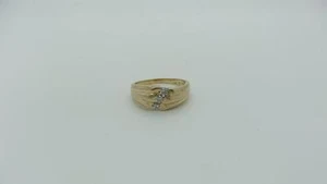 Anillo para dama vintage de oro amarillo de 14 quilates 3-5 puntos con dibujo de diamantes alrededor de 1960 talla 6 1/2- - Imagen 1 de 1