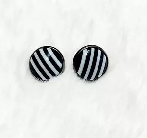 1 Paar Ohrstecker Ohrringe Streifen Schwarz Weiß 14mm. - Bild 1 von 3