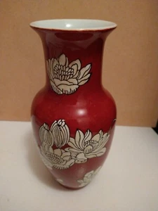 Vintage Fenton rote Vase mit weißen Blumenintarsien - Bild 1 von 4