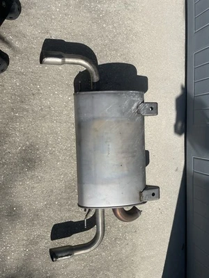 Silenciador de escape trasero Volvo S60 T5 2012-2014 original OEM 31303798AA Foto 1 de 4