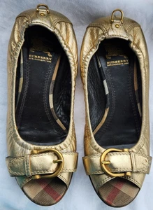 Burberry Slingback Plano Cuero Dorado con Acento a Cuadros y Hebilla Dorada. 6,5 - Imagen 1 de 4