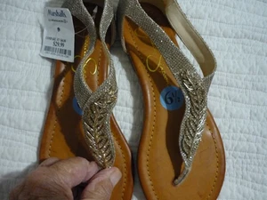 Sandalo piatto Jessica Simpson T Strap TAGLIA 6 1/2 nuovo con etichette - Foto 1 di 4