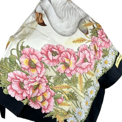 Bufanda de Seda Salvatore Ferragamo Estampado Floral y Pájaro Cuadrada 34" Borde Negro Usada Foto 1 de 4