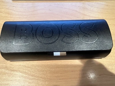 Estuche rígido para gafas de sol Hugo Boss negro con tela para lentes Foto 1 de 4